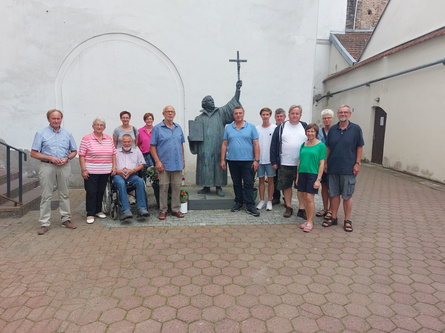 Reisegruppe vor der Ev. Kirche in Vilnius